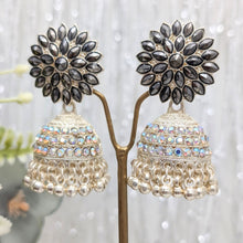 Load image into Gallery viewer, French Fleur Earrings
