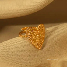 Load image into Gallery viewer, Queen Heart Ring
